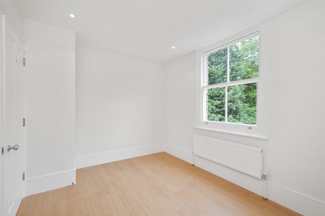 Flat to rent in Downside Crescent, London