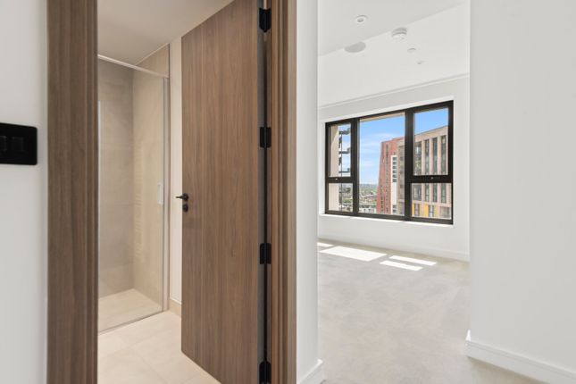 Apartment 1904,, One Linear Place, Ponton Street photo 3
