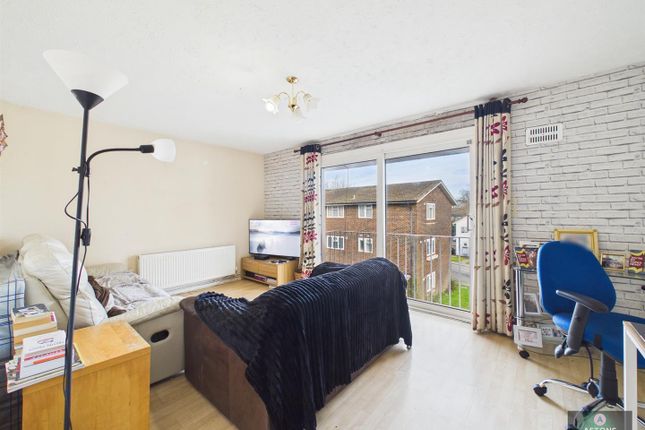 47, Oak Way, Crawley photo 2
