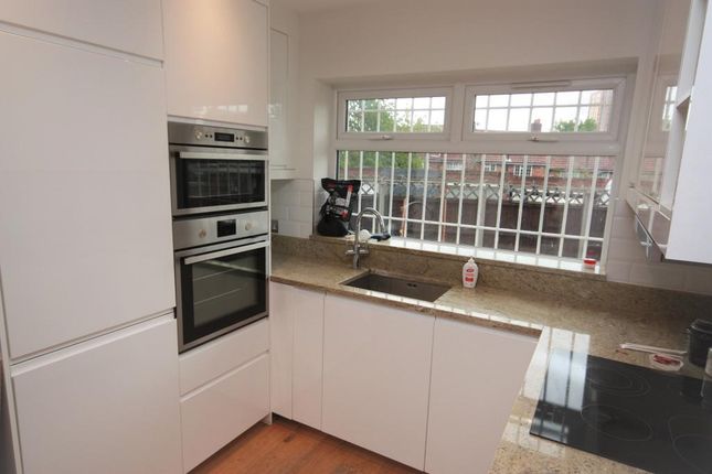 Room to rent in Templemead Close, East Acton, London