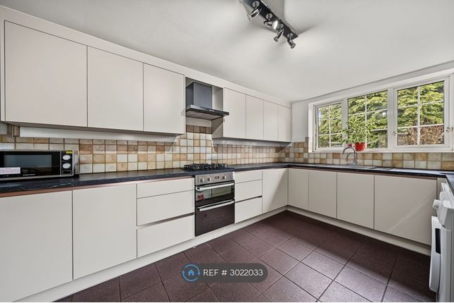 Crombie Close, Gants Hill, Ilford photo 4