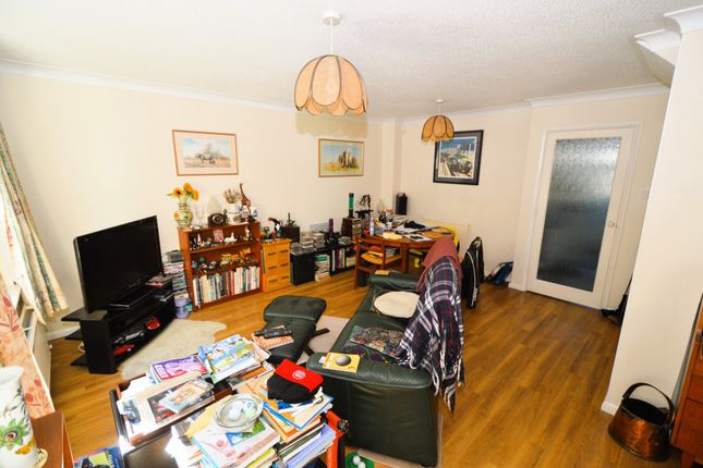 43 Albert Road, Bagshot photo 3