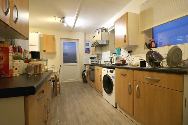 Room to rent in Western Avenue, London