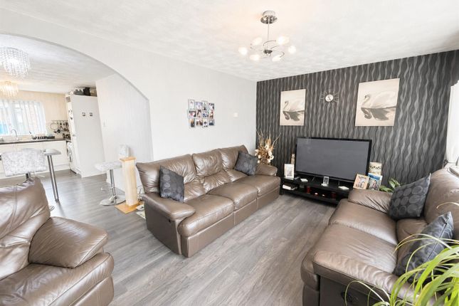 7, Kedington Close, Manchester photo 4