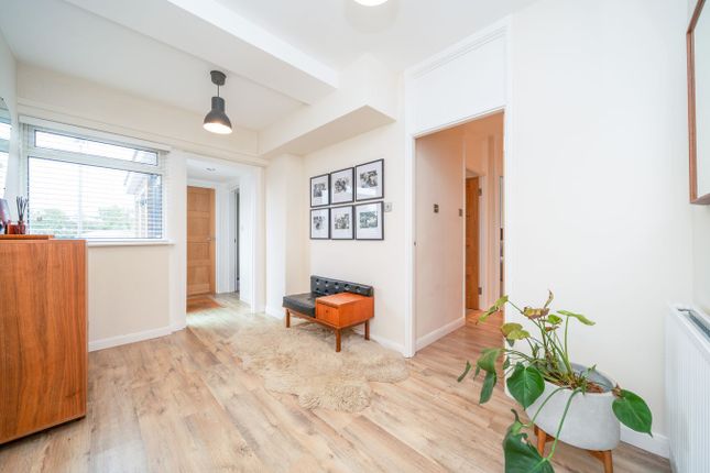 26, Holtspur Way, Beaconsfield photo 4