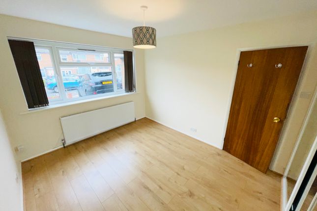 Bungalow to rent in Gooseberry Hill, Luton