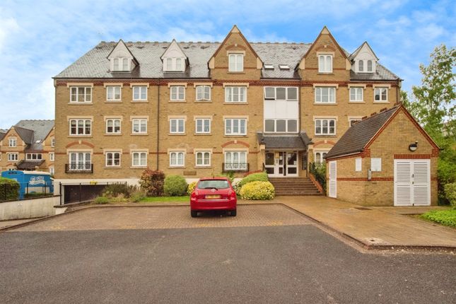 Flat for sale in Exeter Close, Watford