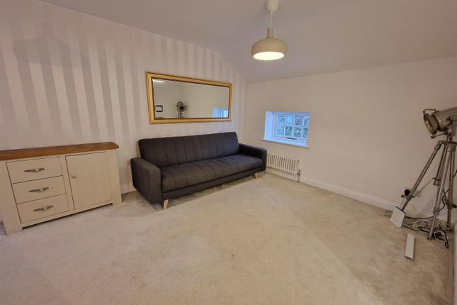 15 The Octagon, Collett Road, Ware photo 2