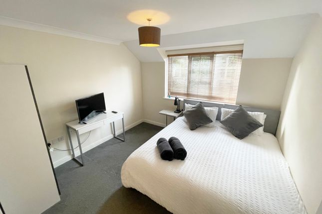 10, Fern Place, Farnborough photo 2