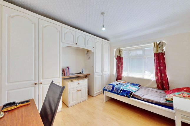 14, Ballards Road , London  photo 4