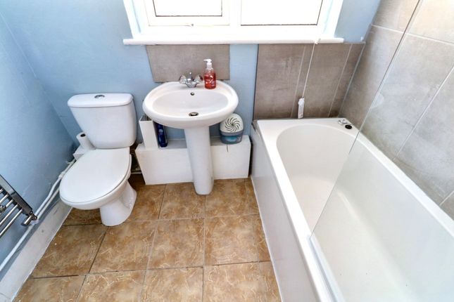 9a Chaucer Grove, Leigh photo 4