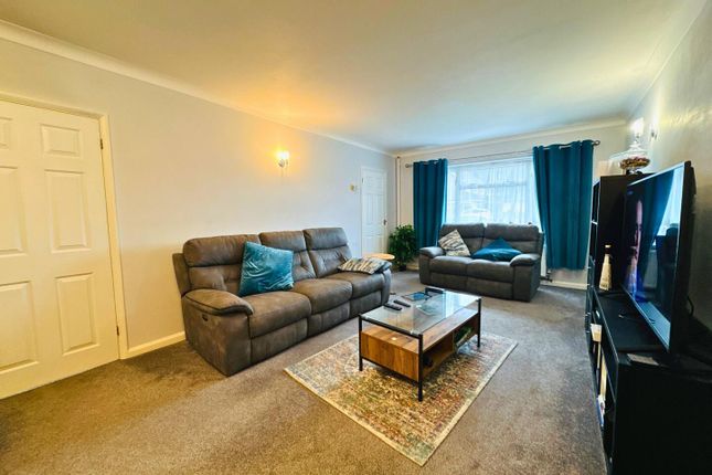 16, Applefield, Crawley photo 2