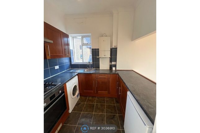 Flat, Birdhurst Rise, South Croydon photo 4