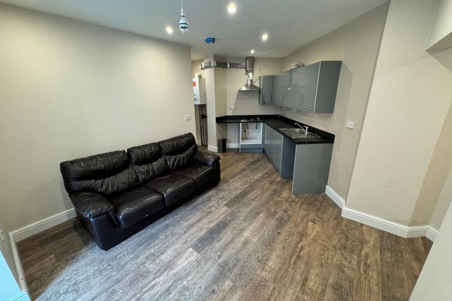 Thumbnail Flat to rent in Lodge Road, West Bromwich