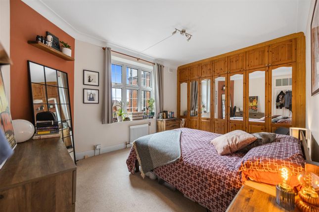 Flat 14, Vernon Court, Hendon Way, London photo 3