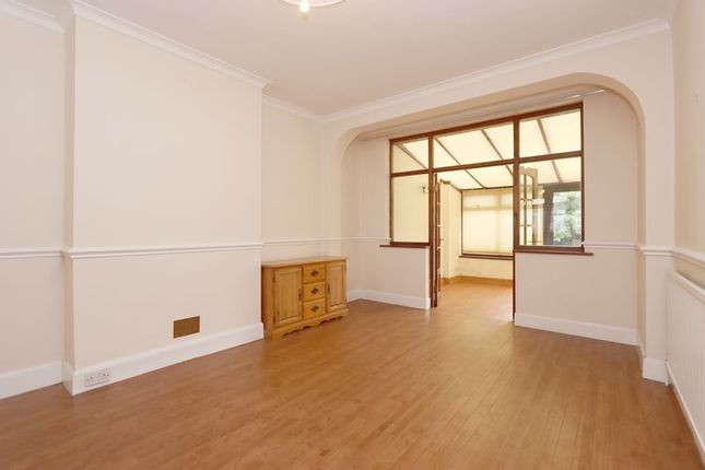 10, Campbell Avenue, Barkingside photo 3