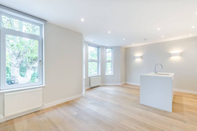 Flat to rent in Cavendish Road, Clapham South, London