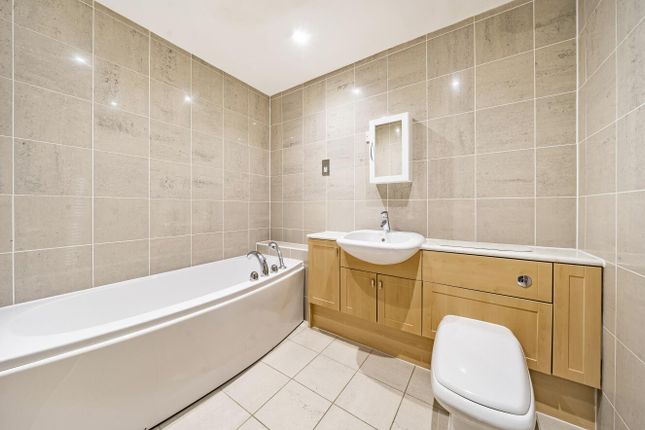 Flat for sale in Cherry Tree Way, Stanmore