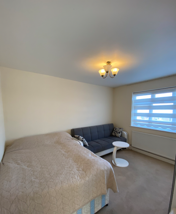 Thumbnail Room to rent in Westerham Avenue, London