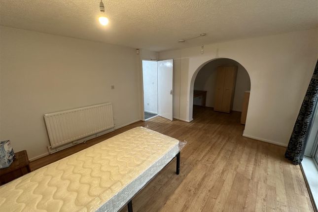 Town house to rent in Moss House Close, Edgbaston, Birmingham