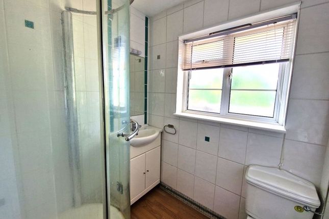 6a Nugents Court, St Thomas Drive, Hatch End photo 4