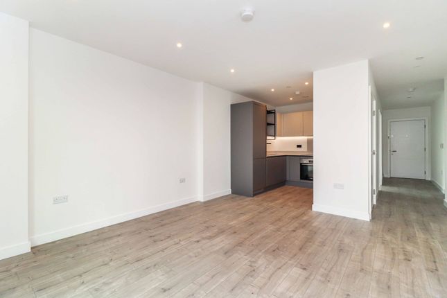 Apt 1306, Union Court, Watford photo 2