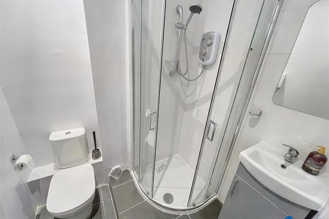 Flat to rent in Roman Road, London
