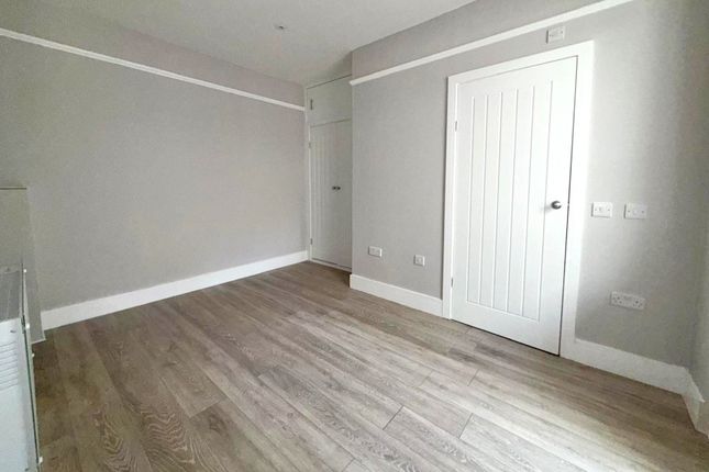 Flat 3, 17 High Road, Byfleet photo 2