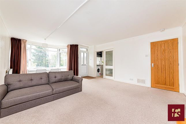 Flat for sale in Wulwyn Court, Linkway, Edgcumbe Park, Crowthorne