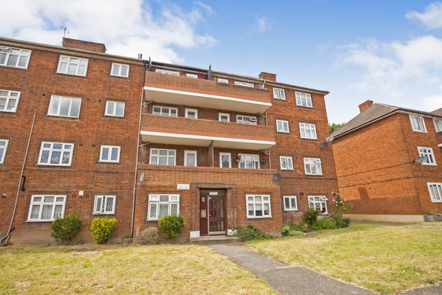 2 bed flat for sale in Rivenhall Gardens, London E18