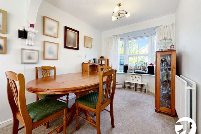 16, Pine Place, Maidstone photo 4