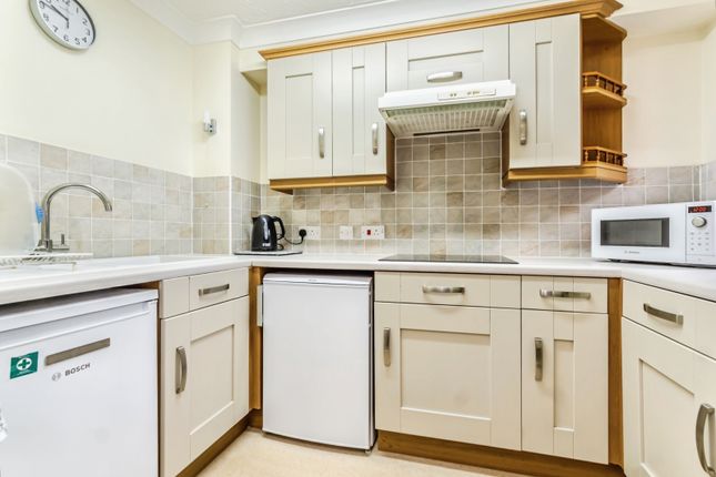 36 Hillcroft Court,, Chaldon Road, Surrey photo 4