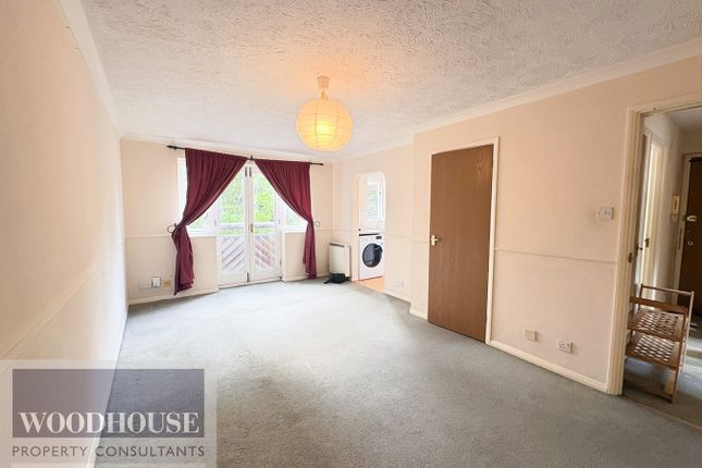 34, Friends Avenue, Cheshunt photo 3