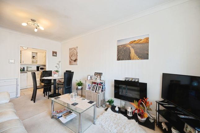 Flat 3,, Maple Court, Hayling Island photo 3