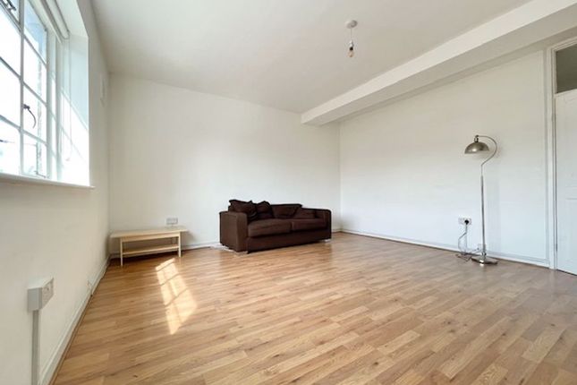 Duplex to rent in Old Kent Road, London