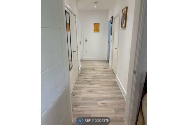 Flat, Well Court Adit Road, Erith photo 5