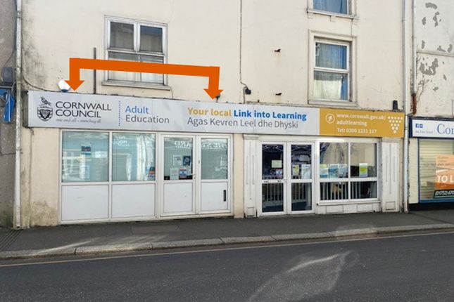Retail premises to let in Fore Street, Torpoint, Cornwall