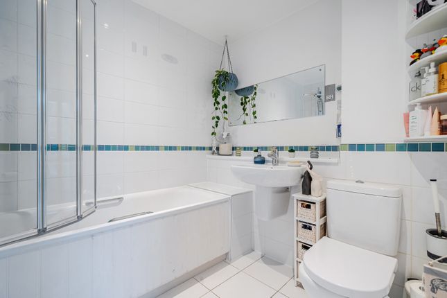 26, Howden Drive, Surrey photo 3