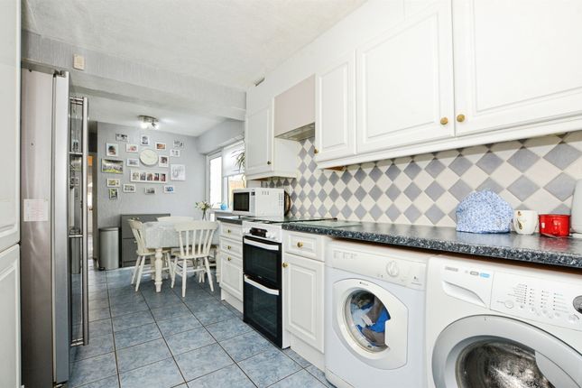 27, Lavinia Avenue, Watford photo 4