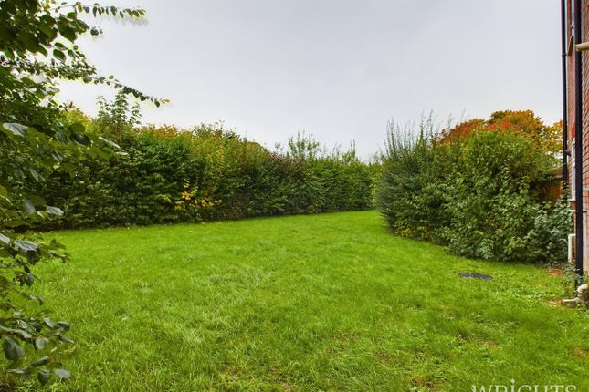 115, Kestrel Close, Stevenage photo 2