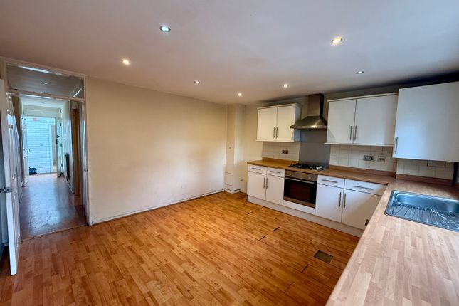 24, Kimbolton Close, London photo 3