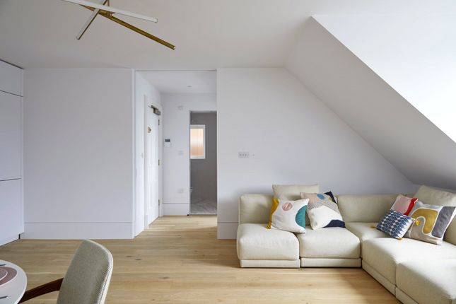 Flat 3, 21, Maresfield Gardens, London photo 3