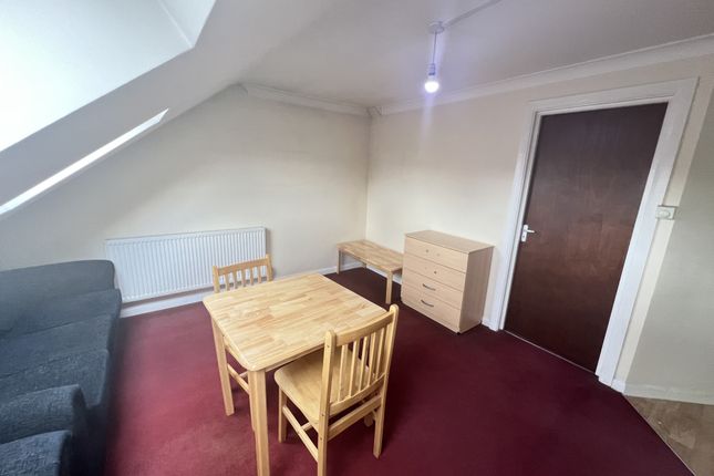 Flat 3, 4 Herbert Road, Southall photo 2