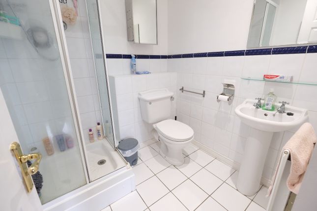 Flat for sale in Portside Close, Southampton