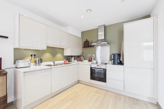 64 Alexander House, Thame photo 3