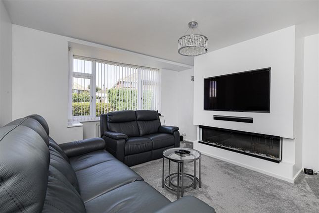4, Roman Drive, Huddersfield photo 2