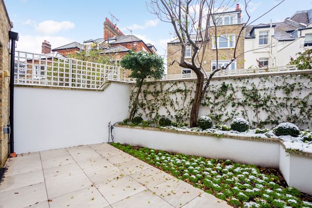 Maisonette to rent in Fulham Park Gardens, London