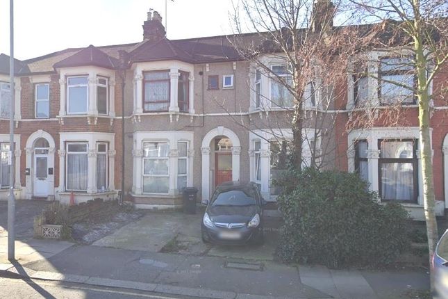 Flat for sale in Cambridge Road, Seven Kings, Ilford