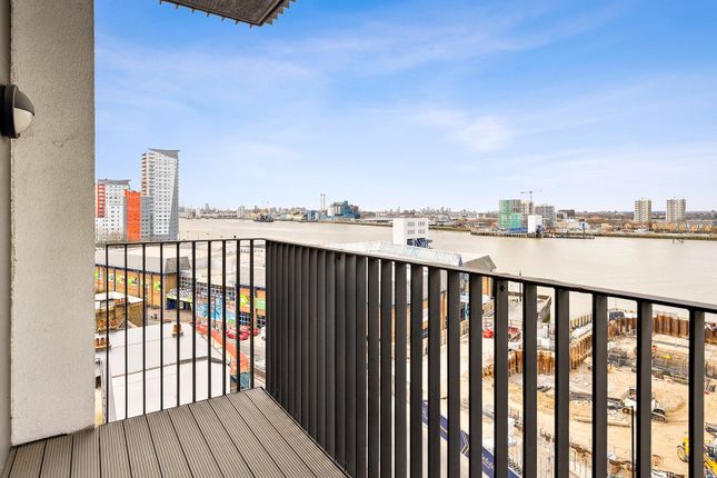 Flat to rent in Woolwich High Street, Woolwich