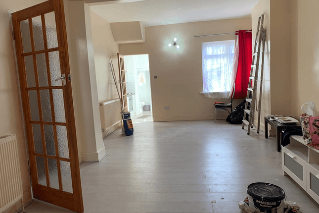 Three Bedroom House Ideal For Working Families- Â£2400 Pcm